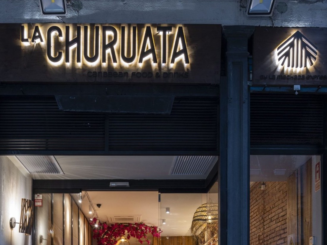 La Churuata's illuminated sign and entrance in Barcelona